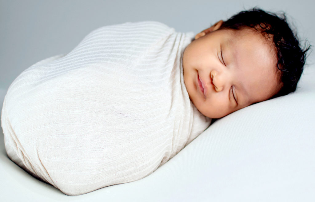 Пеленание новорожденных детей: мнения за и против